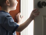 Barn öppnar dörr (genrebild)