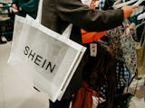 En kasse från Shein, ett modeföretag som skakas av skandaler kring arbetsvillkor.