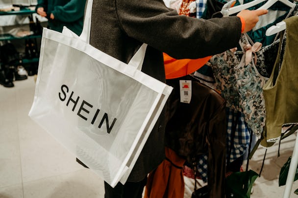 En kasse från Shein, ett modeföretag som skakas av skandaler kring arbetsvillkor.