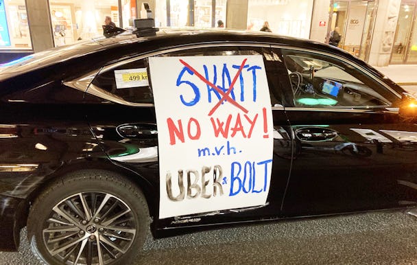 Taxiförare demonstrerar mot appföretags villkor