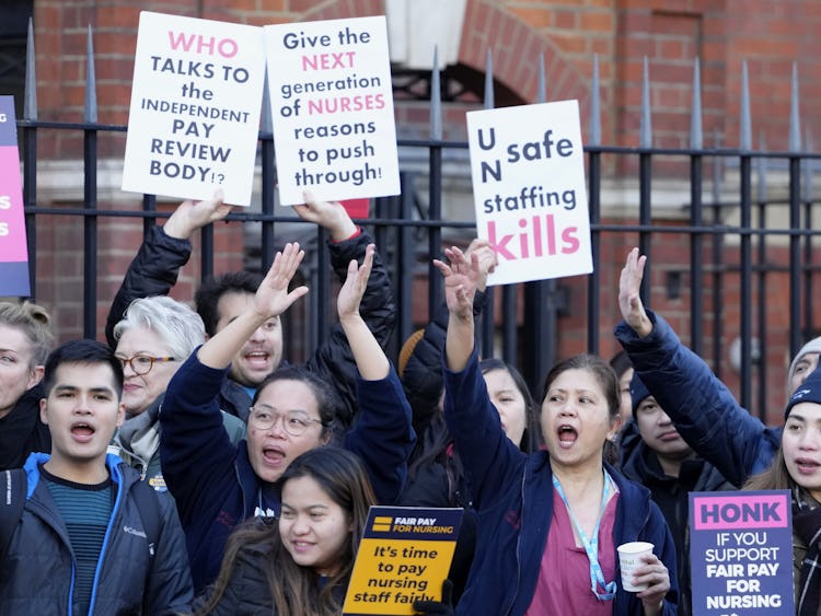 Sjuksköterskor strejkar i Storbritannien.