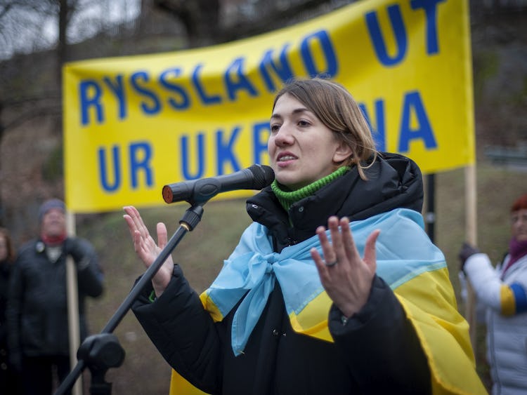 Facklig aktivist från Ukraina talar utanför Rysslands ambassad i Stockholm.