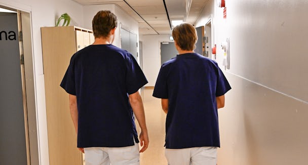 Sjuksköterskor i korridor på sjukhus