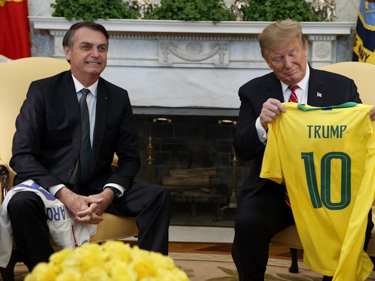 Högerpopulisterna Jair Bolsonaro och Donald Trump möts i Vita huset.