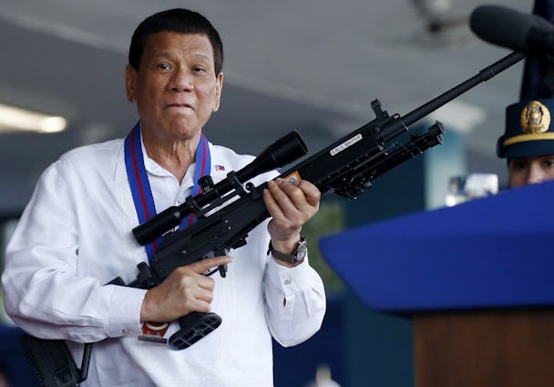 Filippinernas president Rodrigo Duterte håller i ett skjutvapen.