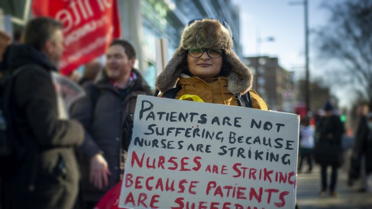 Sjuksköterska i Storbritannien strejkar i protest mot kostnadskris och inflation.
