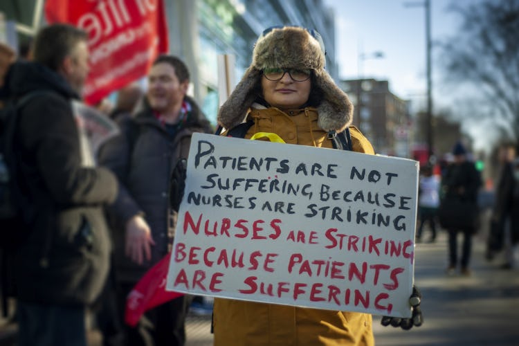 Sjuksköterska i Storbritannien strejkar i protest mot kostnadskris och inflation.