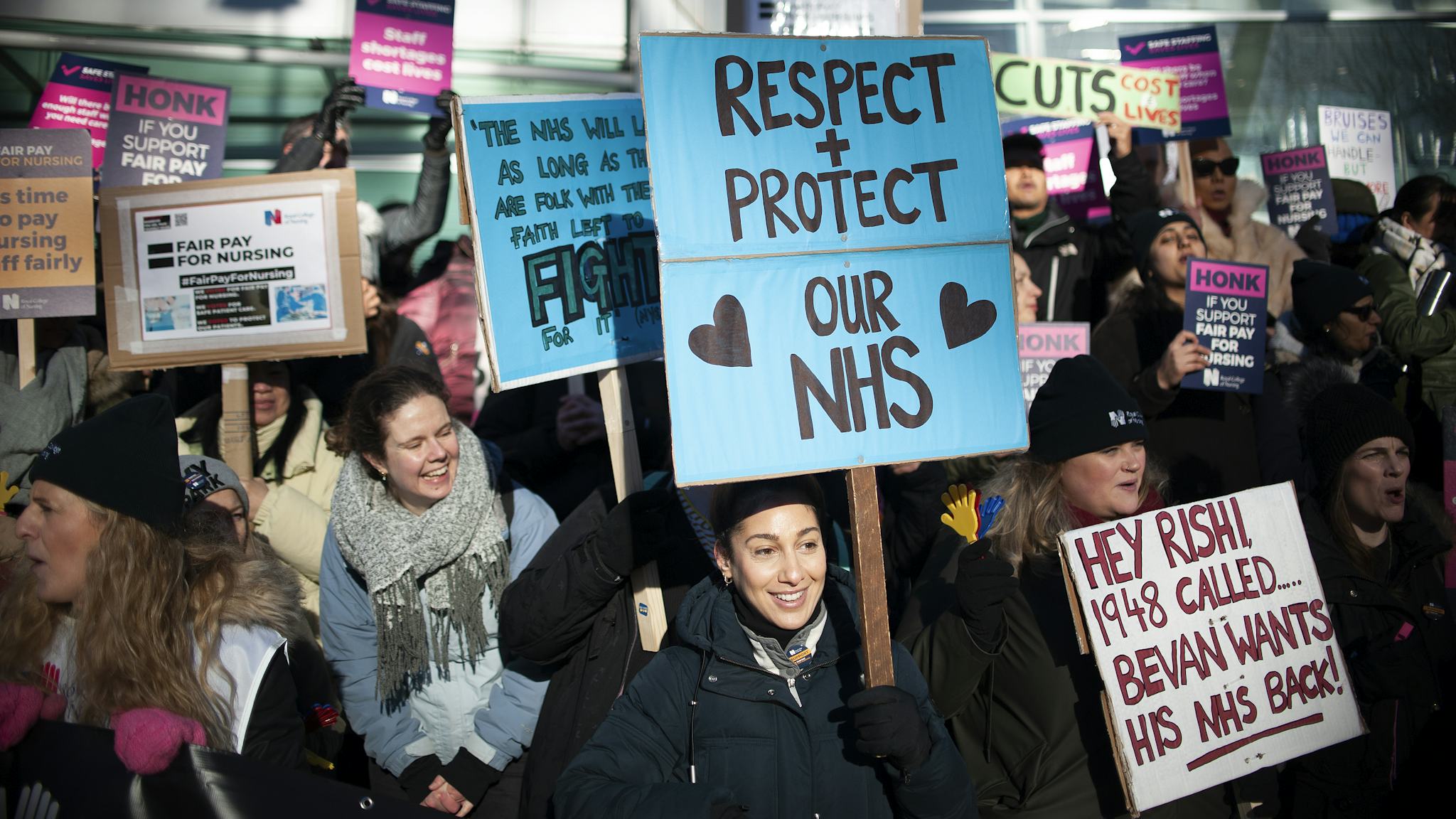 Sjuksköterskor i storbritannien strejkar utanför ett sjukhus i London.