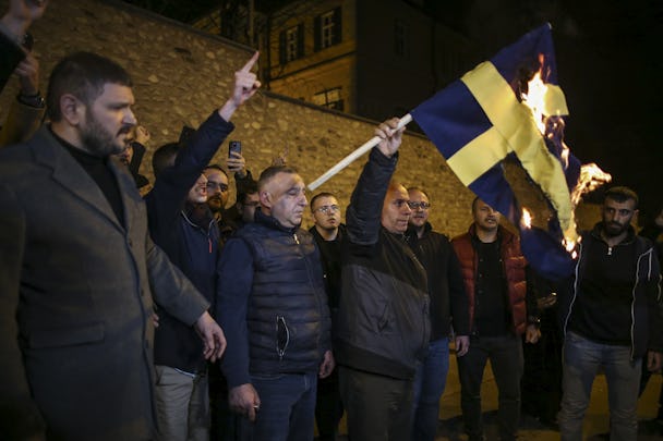 Svenska flaggan bränns i Turkiet efter Rasmus Paludans koranbränning i Stockholm.