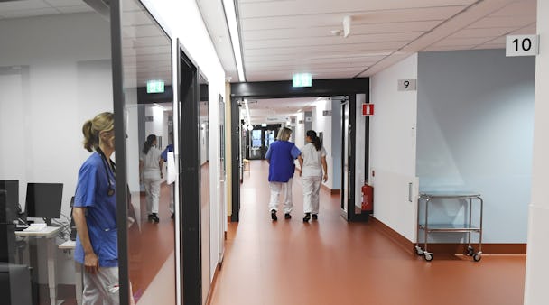 Sjuksköterskor i en korridor på ett sjukhus.