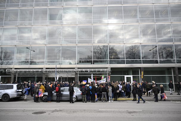 Demonstration inför att Region Stockholms trafiknämnd har möte. Demonstrationen vid Lindhagensgatan 100 i Stockholm.