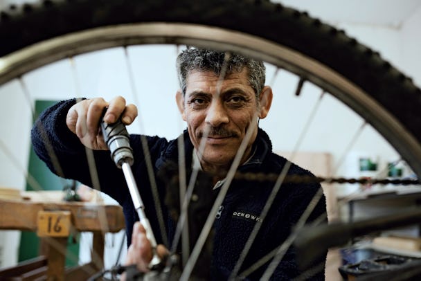 Arbetslösa Khalid Abbas fixar cyklar på arbetspraktiken i småländska Lessebo.