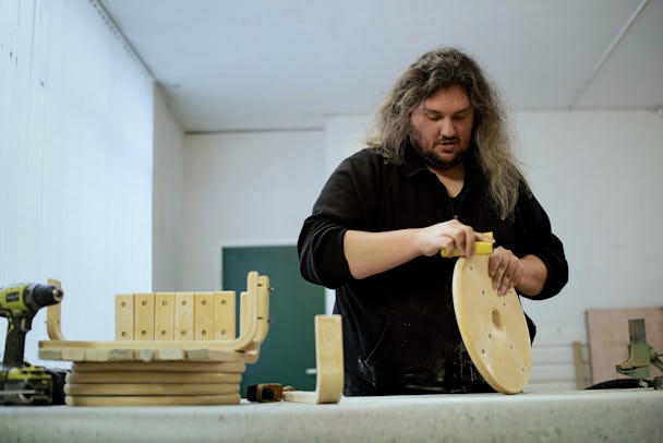 Gabriel Magnusson slipar en stol som ska målas om på Byggåterbruket, där han arbetstränar. Han kan tänka sig att flytta. ”Men kanske inte till norra Sverige. Hellre utomlands”, säger han.