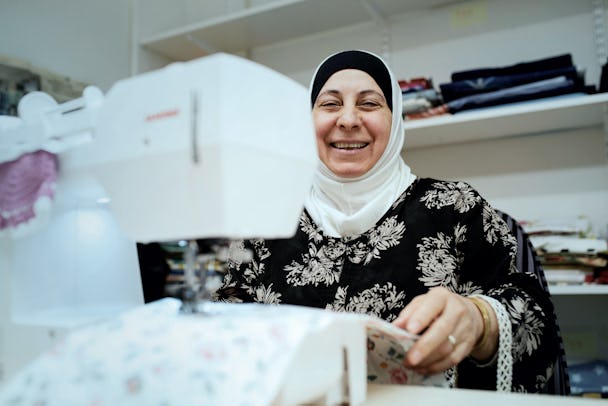 ”Jag syr gardiner och lagar kläder som folk skänker till butiken. Det är väldigt roligt.” Mona Alhalabi, som kom från Syrien 2015, gör arbets­praktik på Tygåterbruket i Lessebo kommun.