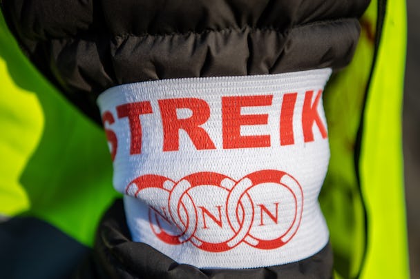 De norska facken har tagit ut 25 000 medlemmar i strejk med krav på reallöneökningar