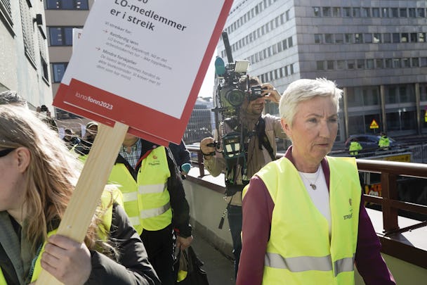 Den norska LO-ledaren Peggy Hessen Følsvik tillsammans med strejkande byggnadsarbetare i Oslo.
