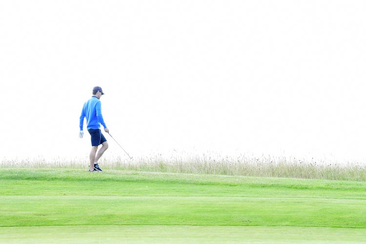 Prins Daniel golfar på Ekerum golfbana på Öland.