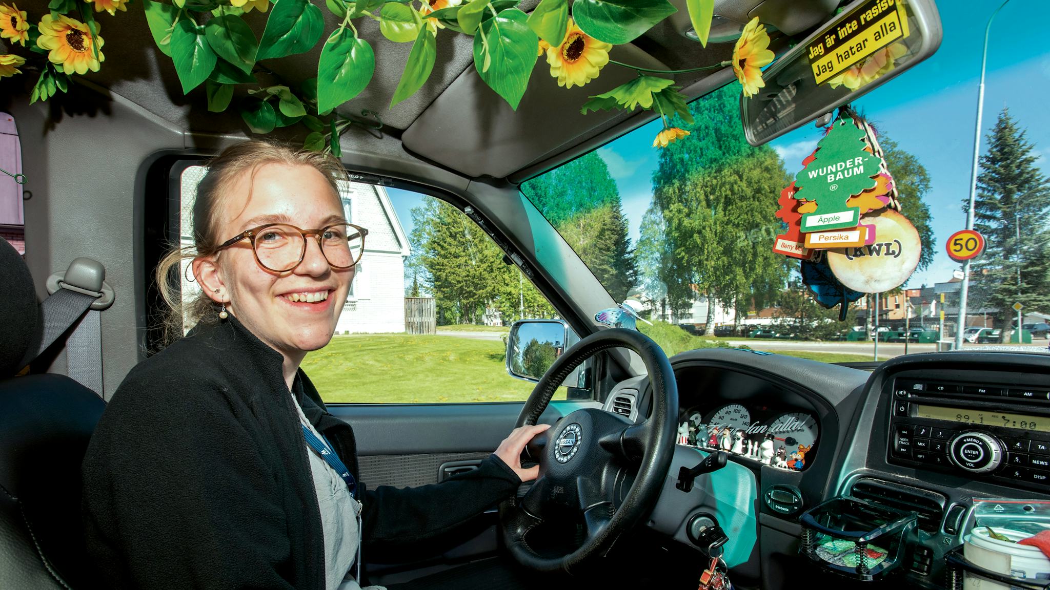 ”Kalla mig inte eparaggare! Jag vill inte förknippas med sånt”, säger Elin Eriksson. Hennes A-traktor är pimpad för mys under de makliga färderna i trakterna kring Malung i Dalarna.
