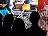 Anonym bärplockare och slaktavfall, i förgrunden silhuetter på flera personer