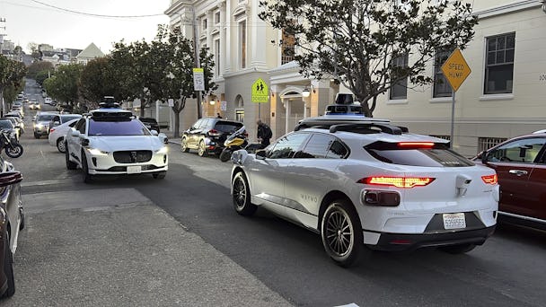 Två förarlösa bilar på en gata i San Francisco.