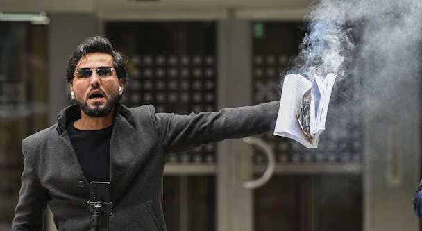 Salwan Momika bränner en koran på Benny Fredrikssons torg i augusti 2023.