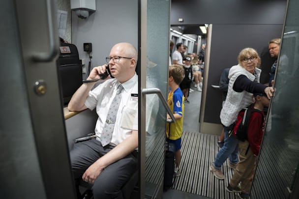 Bild på tågvärden och skyddsombudet Janne Petersson ombord ett tåg.