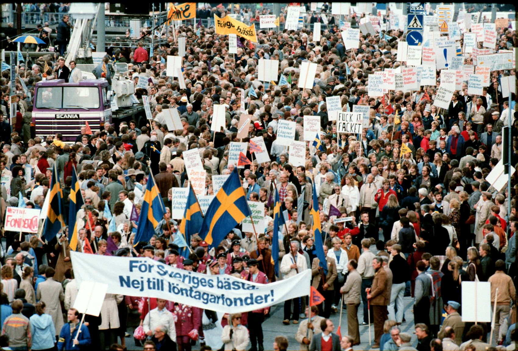 Demonstration mot löntagarfonderna, på en banderoll syns budskapet ”För Sveriges bästa, Nej till löntagarfonder”.