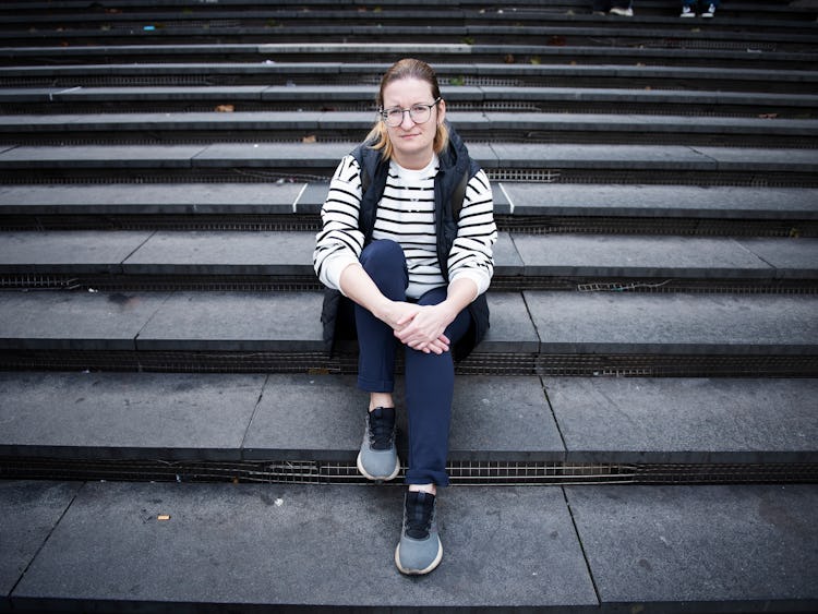 Fackligt aktiva Ala Tsvirko, Belarus, har fått avslag på sin asylansökan. På bilden sitter hon i en trappa på Sergels torg.