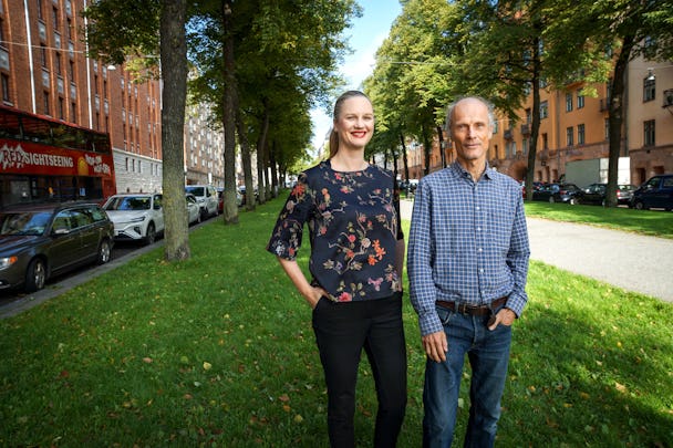 Bild föreställande Arbetets chefredaktör Yonna Waltersson och den dubbelt nominerade reportern Mårten Martos Nilsson gläds åt framgångarna.