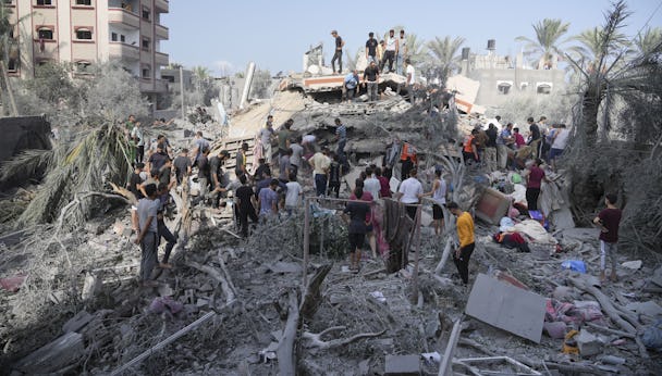 Civila letar över överlevande efter bombningar i Gaza.