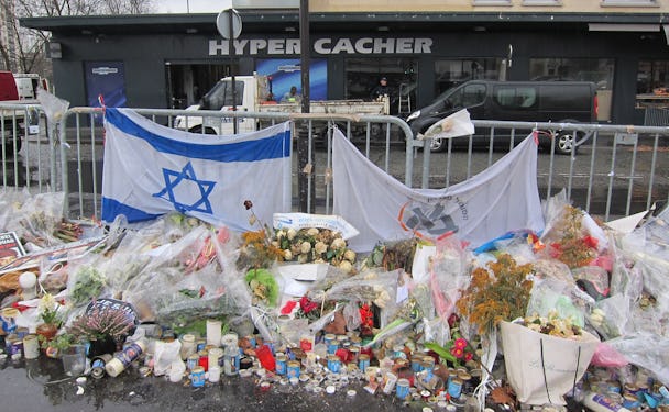 Tusentals med blombuketter, skyltar och brev omgärdar kosherbutiken Hyper Cacher i sydöstra Paris där fyra judar föll offer för den militanta islamisten Amedy Coulibaly i terrorattentatet den 9 januari 2015.
