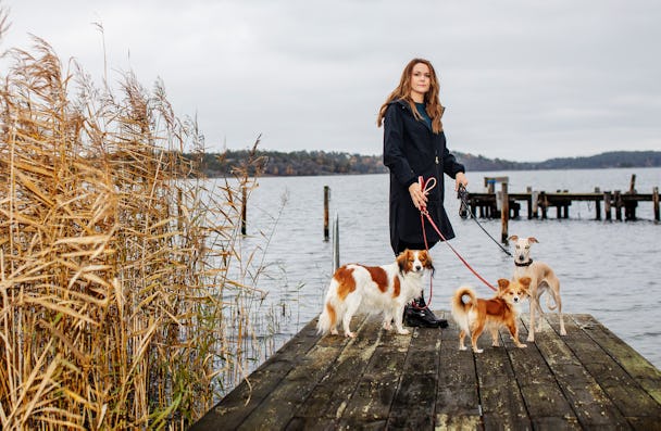 Monika Erlandsson med sina hundar.