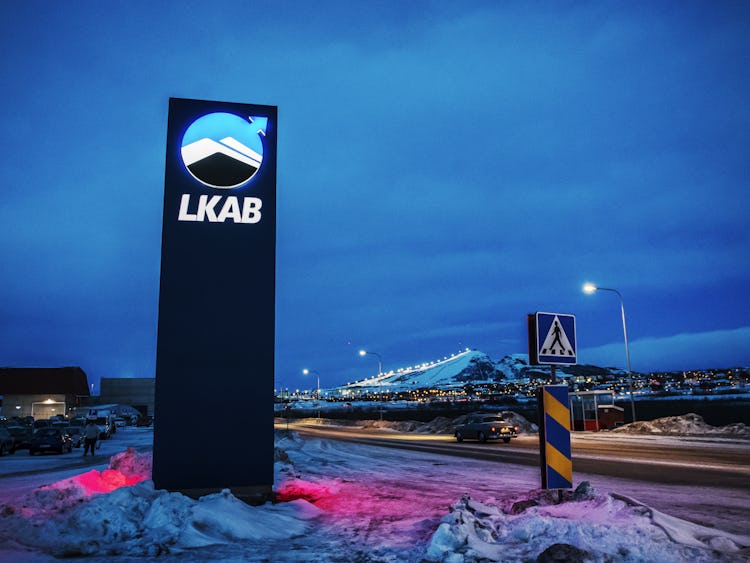 LKAB:s logga utanför huvudkontoret i Kiruna.