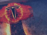 Saurons öga ser en Tesla-logga.