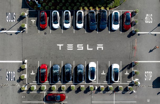 Teslabilar på en parkeringsplats.
