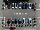 Teslabilar på en parkeringsplats.