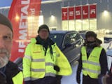 Jonas Sjöstedt med tre strejkvakter utanför Tesla i Umeå.