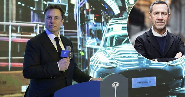 Elon Musk framför en Teslabild och en infälld bild på Sandra Scocco.