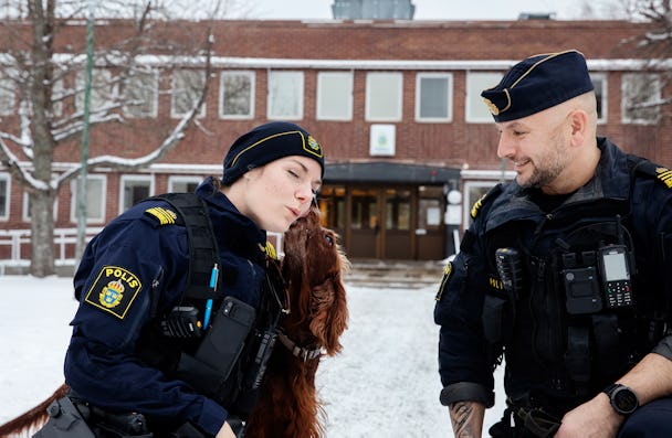 Poliserna Rebecca Augustin och Joachim Björk med hunden Zally.