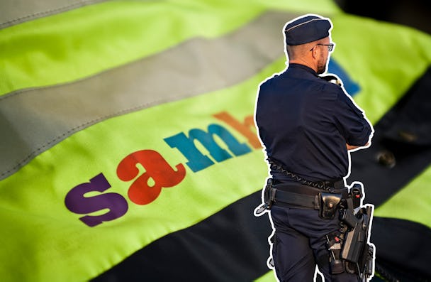 En polis står framför en Samhall-logotyp.