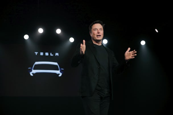Elon Musk fram en logga med Tesla.