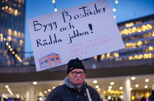 Man på demonstrationen mot Byggkrisen på Sergels Torg.