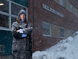 Sophia Hellstrom i en svart rock som står i snön.