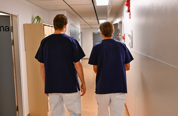 Två läkare går i en korridor.