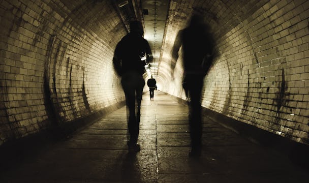 Två personer går nerför en tunnel.