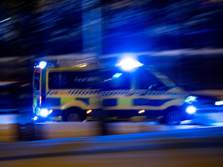 Ambulans som åker med blåljus.