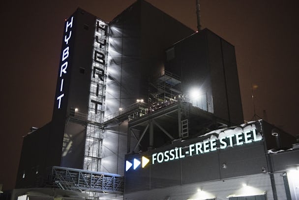 En byggnad med en skylt där det står fossilfri stål.