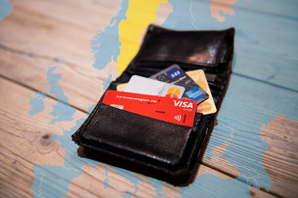 En plånbok i ett kollage med en Euoropakarta.