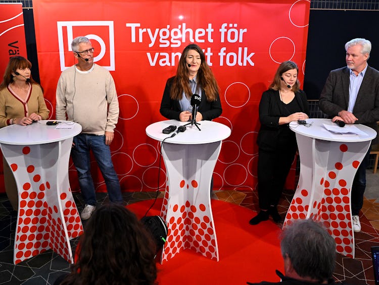 Marie Nilsson, ordförande IF Metall, Tommy Wreeth, ordförande Transport , Susanna Gideonsson, LOs ordförande, Malin Ragnegård, ordförande Kommunal, och Torbjörn Johansson, LOs avtalssekreterare.