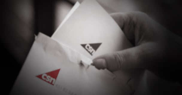 En person som öppnar ett kuvert med csi-logotypen (crime scene utredning) på.